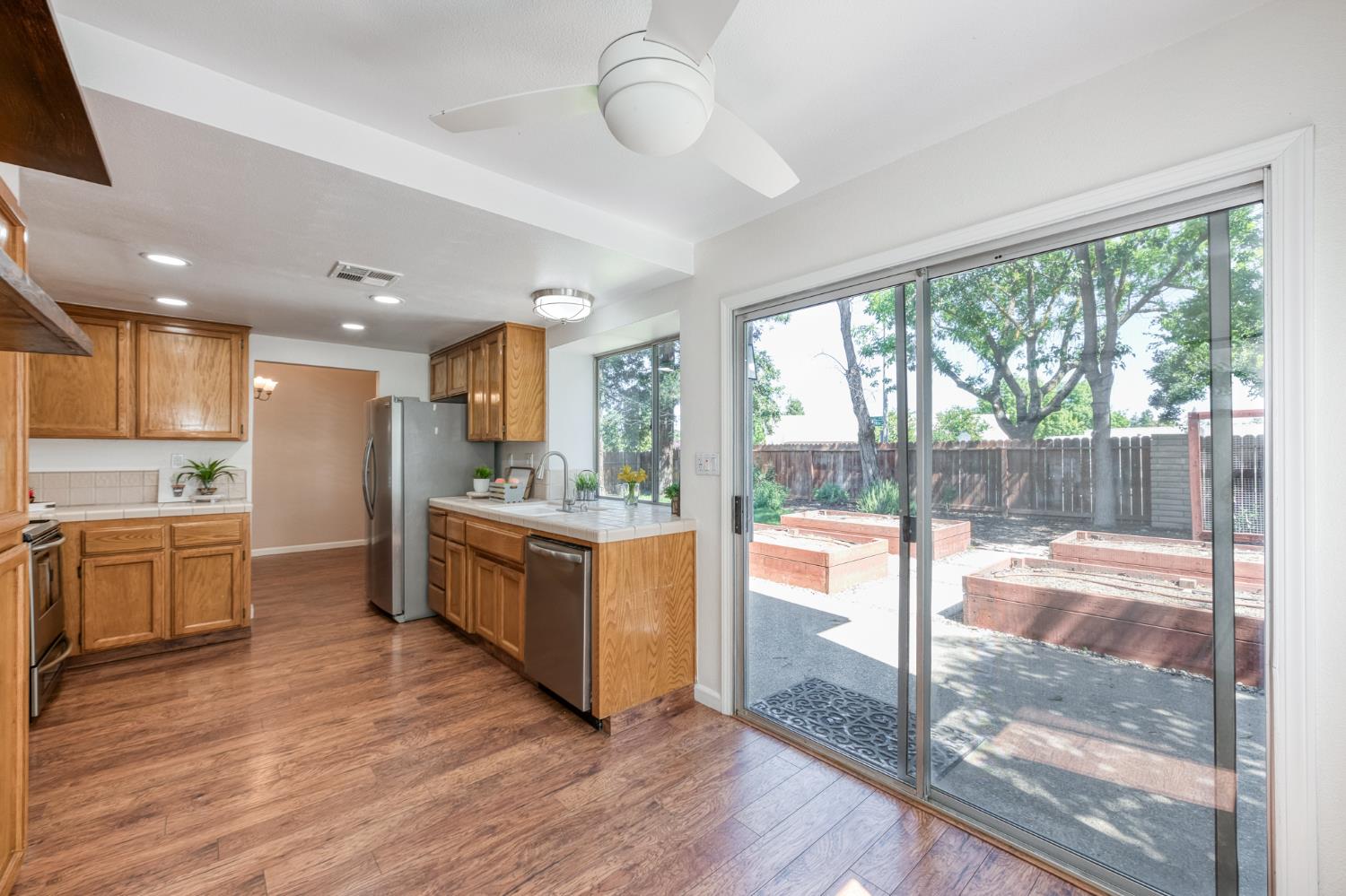 2078 E Pinedale Ave, Fresno, CA 93720