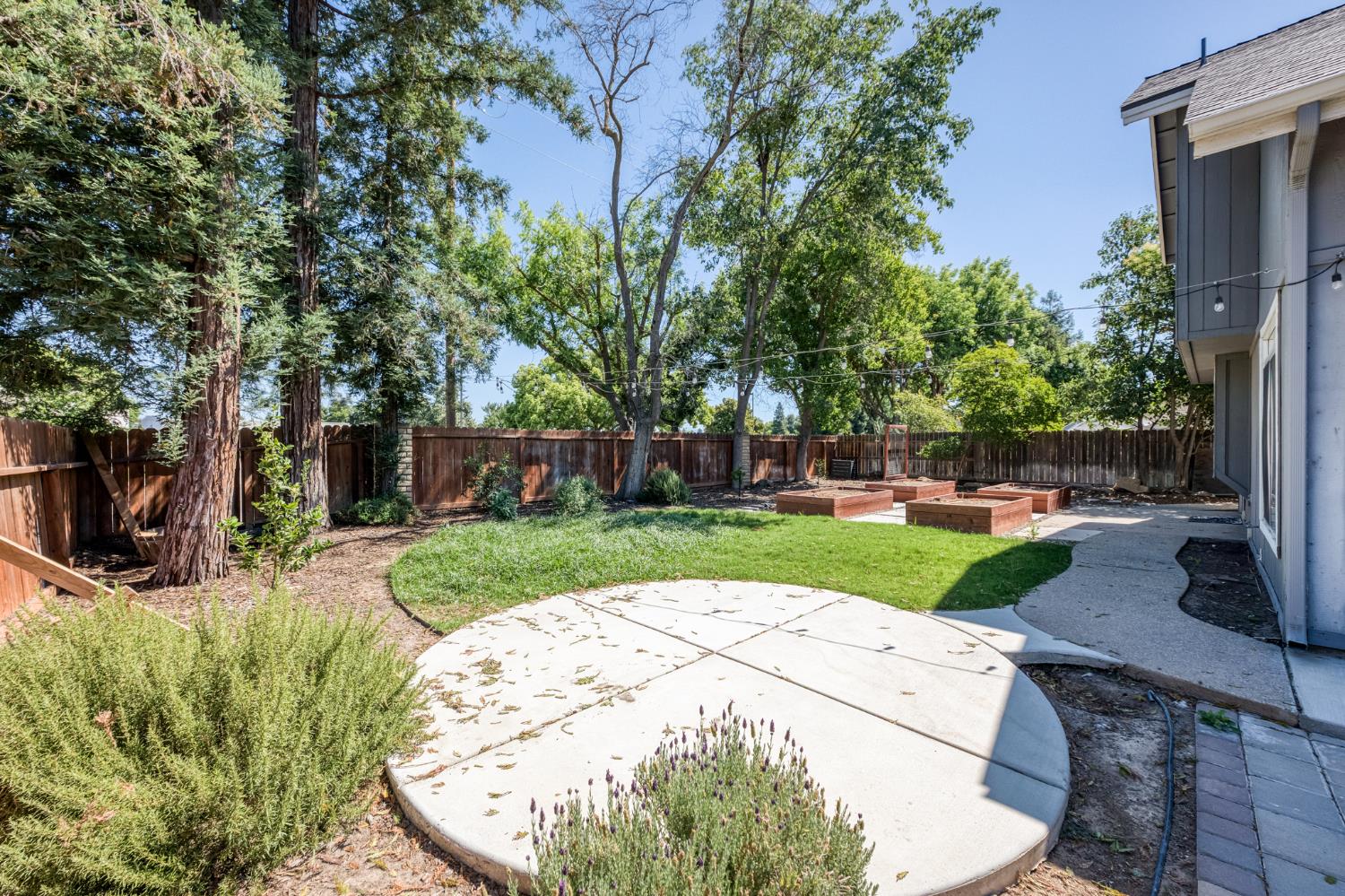 2078 E Pinedale Ave, Fresno, CA 93720