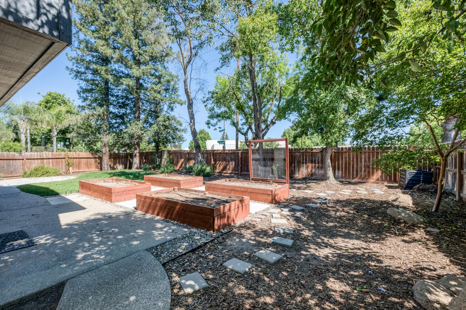 2078 E Pinedale Ave, Fresno, CA 93720
