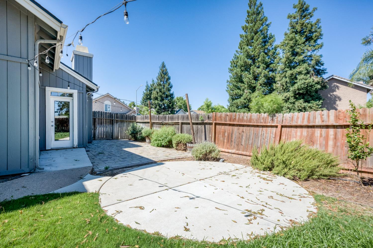 2078 E Pinedale Ave, Fresno, CA 93720