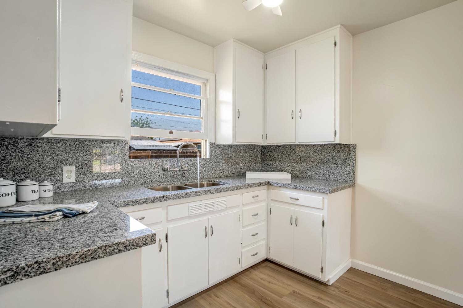 1422 W Flint Way, Fresno, CA 93705