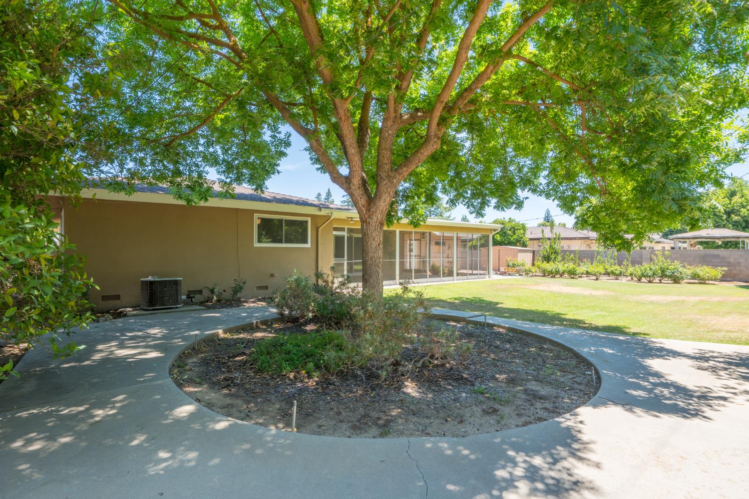 645 W Celeste Ave, Fresno, CA 93704