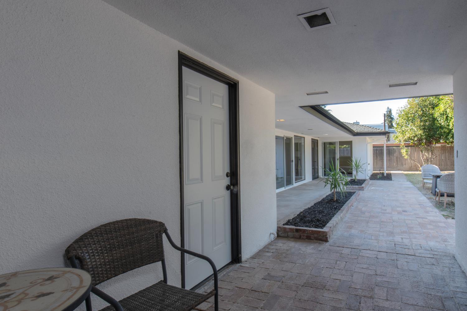 609 E Hampton, Fresno, CA 93704