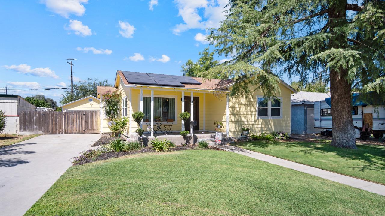 1805 W Kenmore Dr W, Fresno, CA 93703