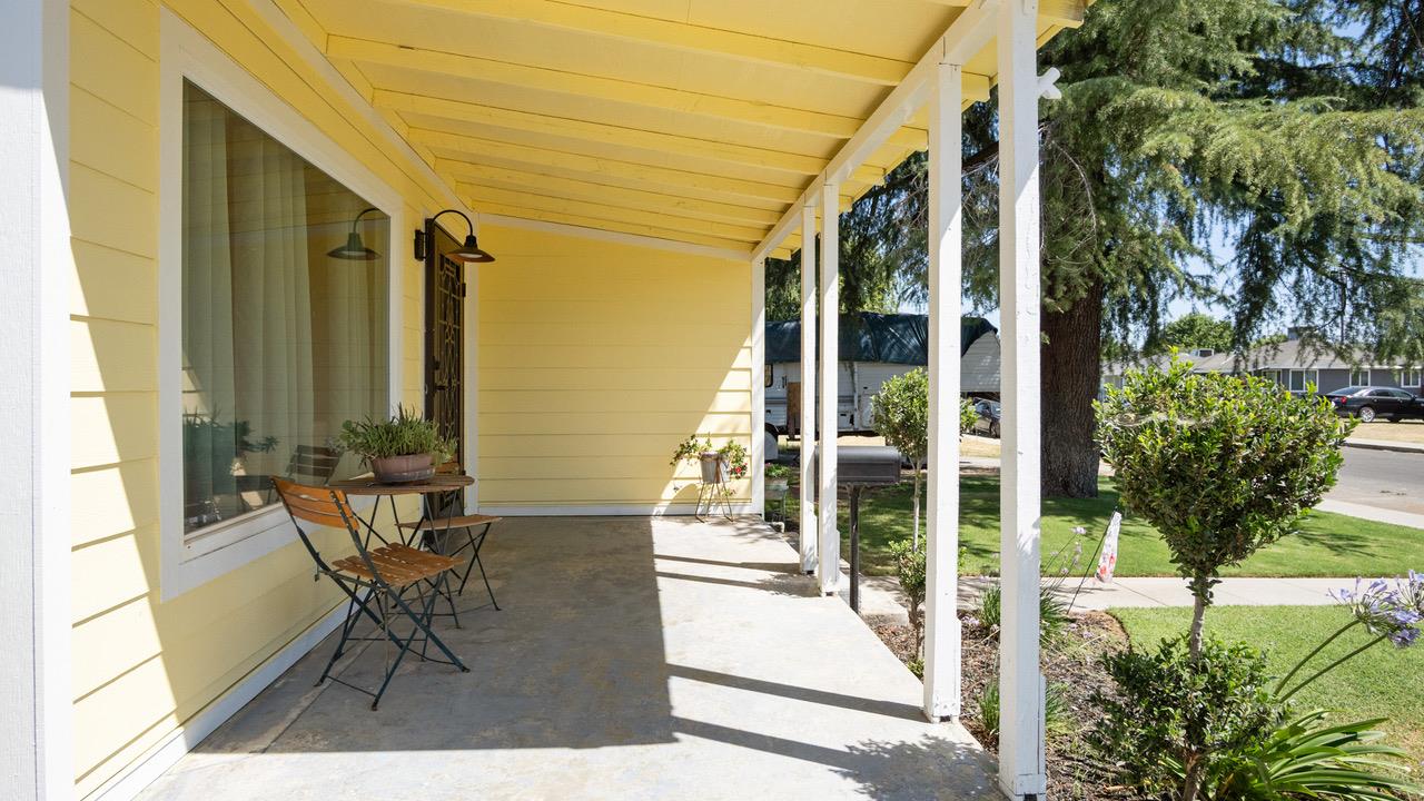 1805 W Kenmore Dr W, Fresno, CA 93703