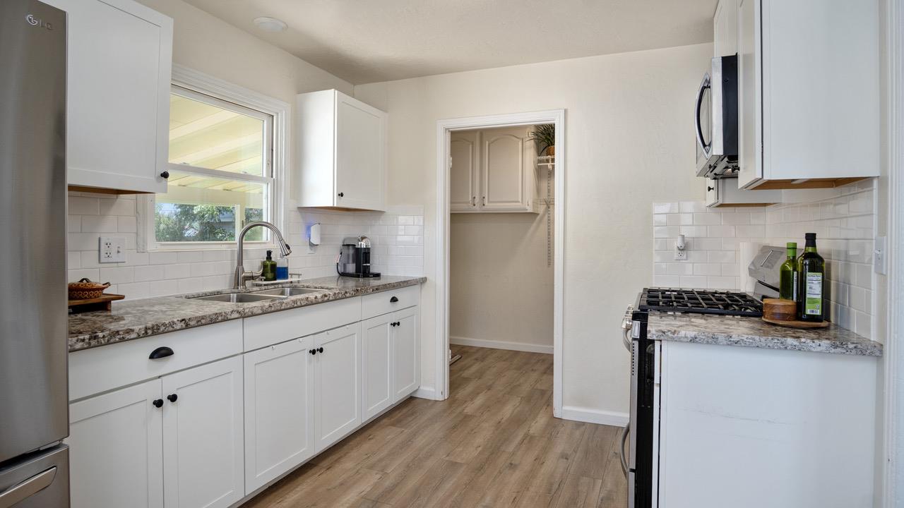 1805 W Kenmore Dr W, Fresno, CA 93703