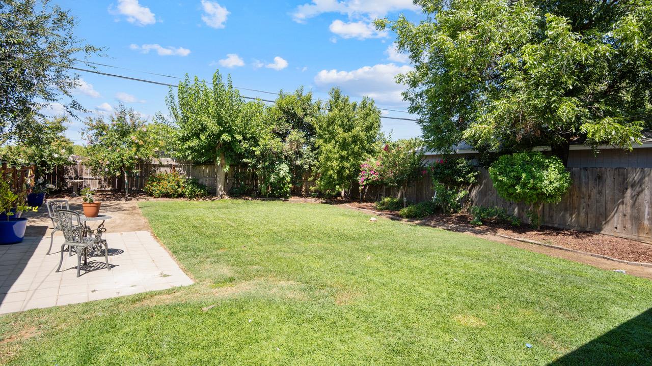 1805 W Kenmore Dr W, Fresno, CA 93703