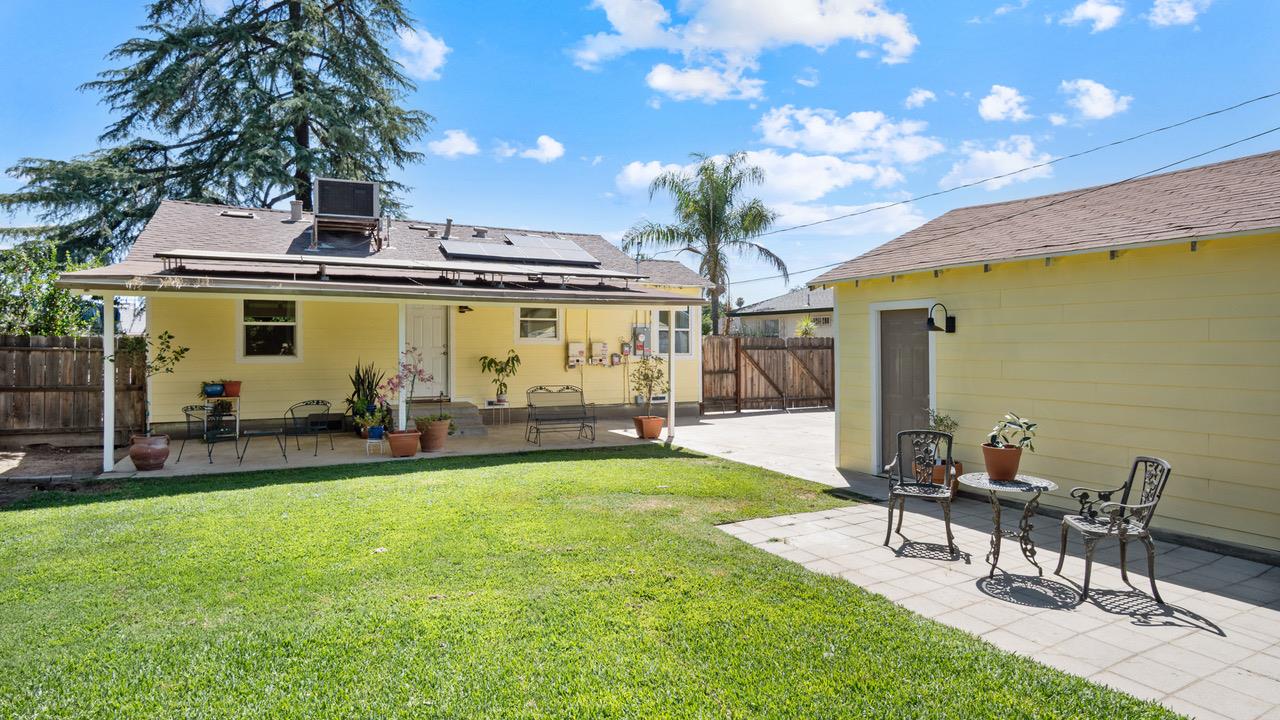 1805 W Kenmore Dr W, Fresno, CA 93703