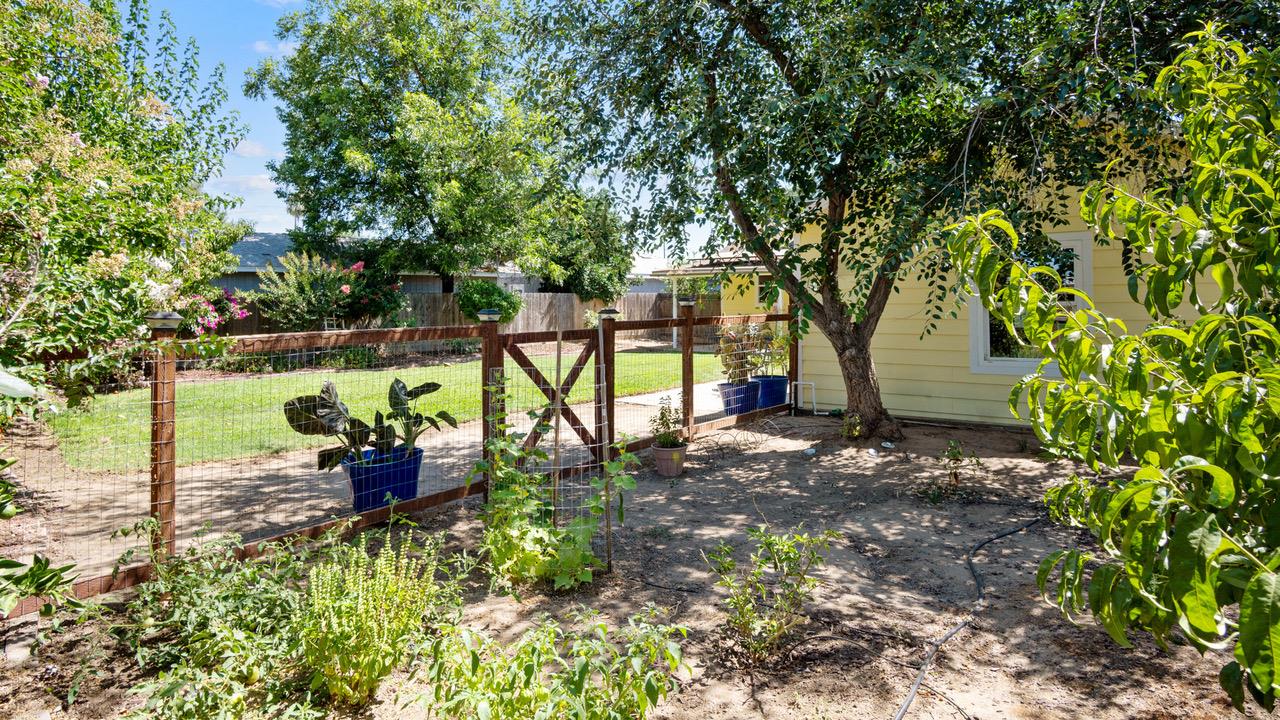 1805 W Kenmore Dr W, Fresno, CA 93703