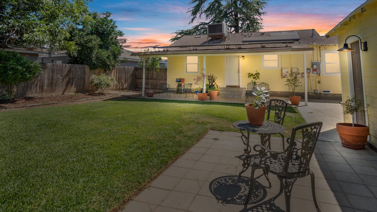 1805 W Kenmore Dr W, Fresno, CA 93703