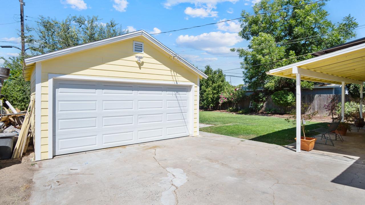 1805 W Kenmore Dr W, Fresno, CA 93703