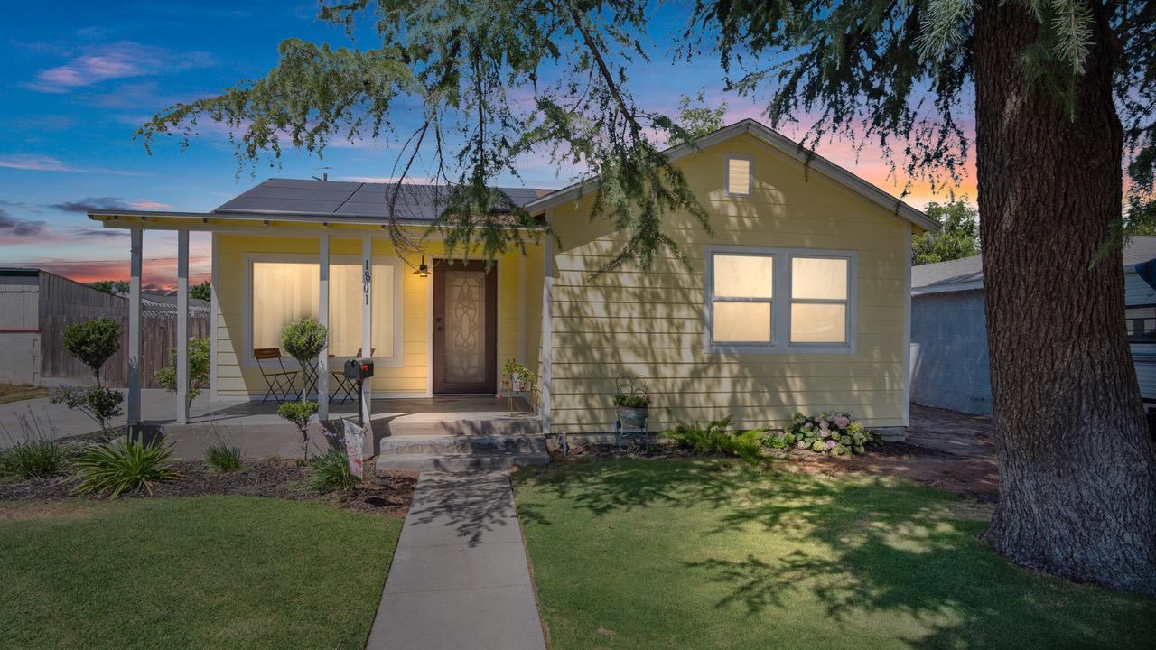1805 W Kenmore Dr W, Fresno, CA 93703