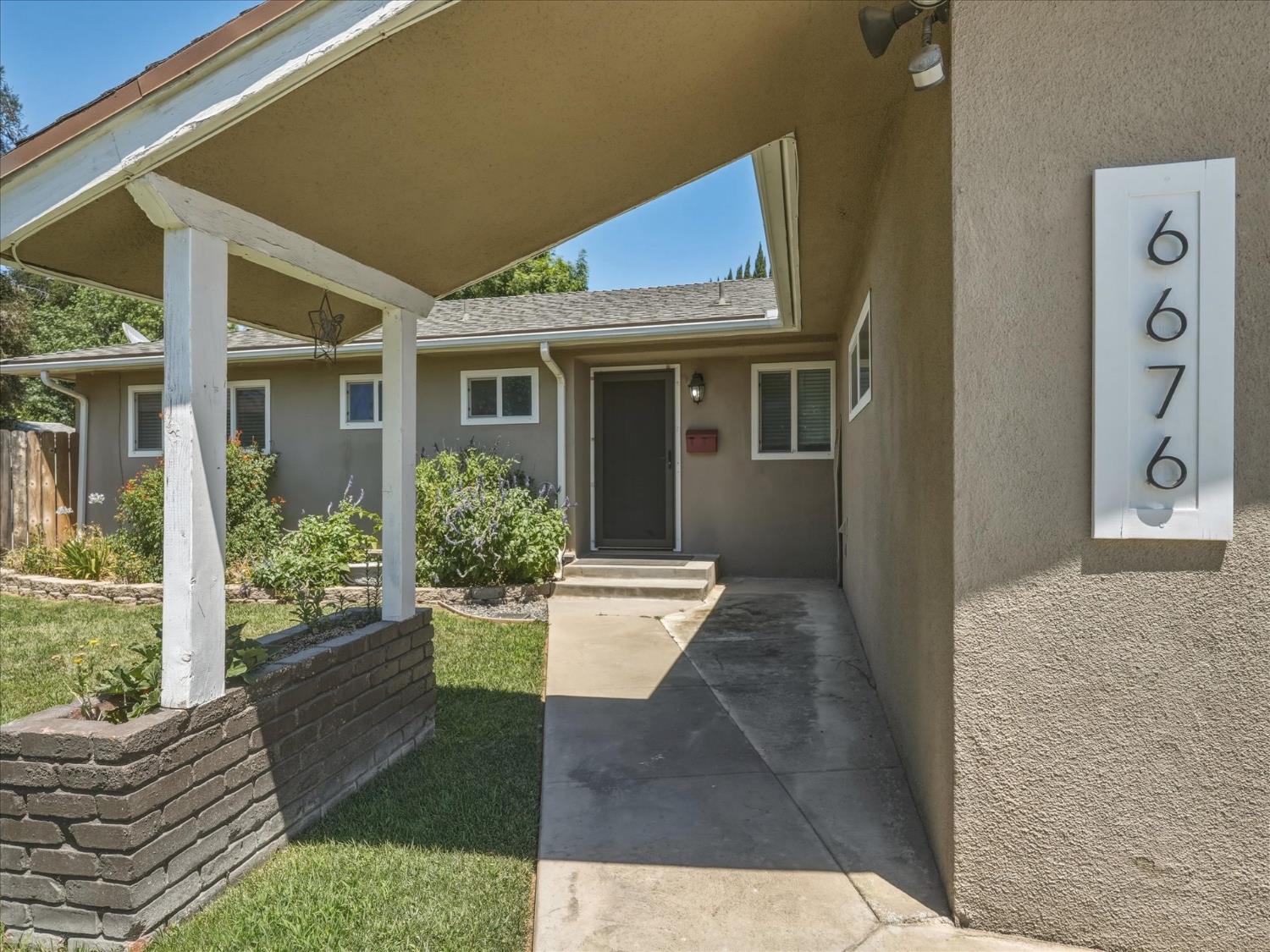 6676 N Wolters Ave, Fresno, CA 93710