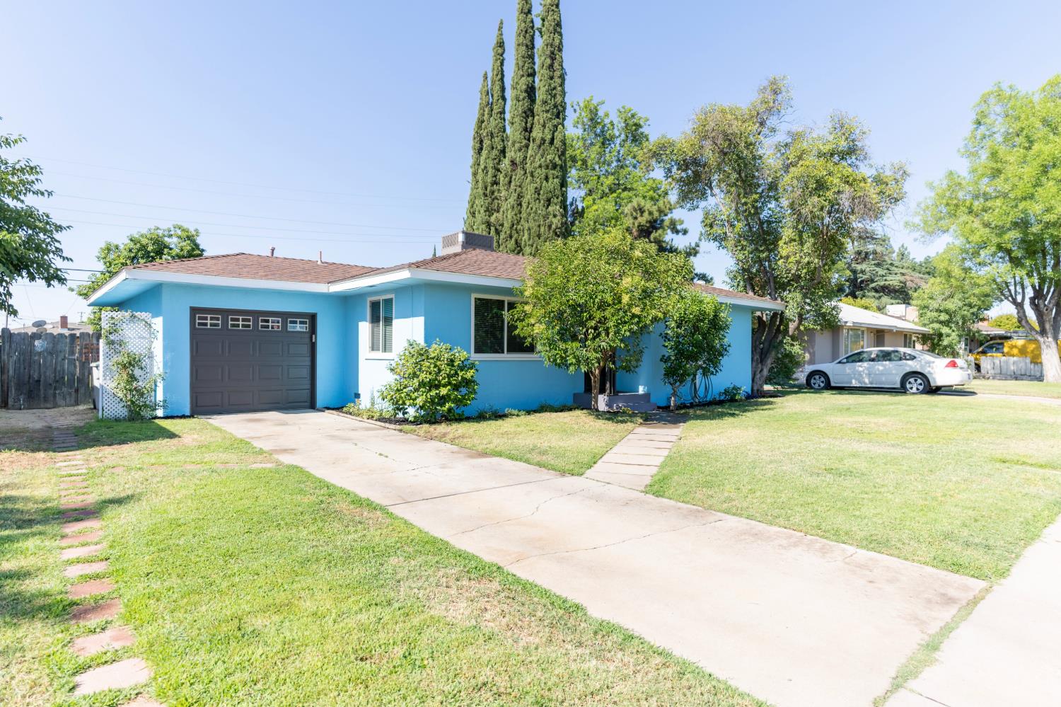 4446 E Brentwood Ave, Fresno, CA 93703