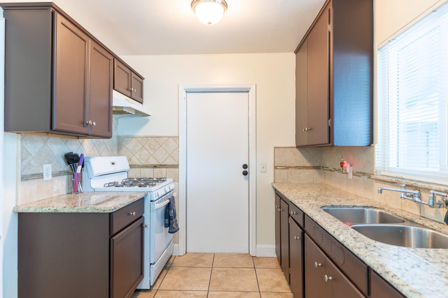 4446 E Brentwood Ave, Fresno, CA 93703