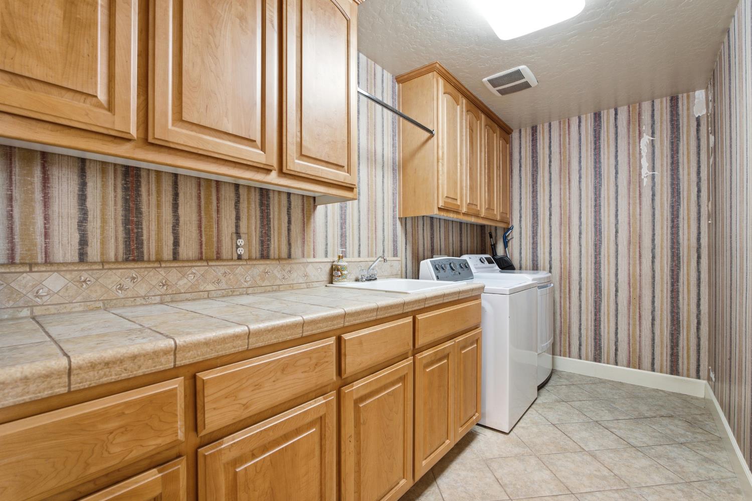 7082 E Ramona Way, Fresno, CA 93737