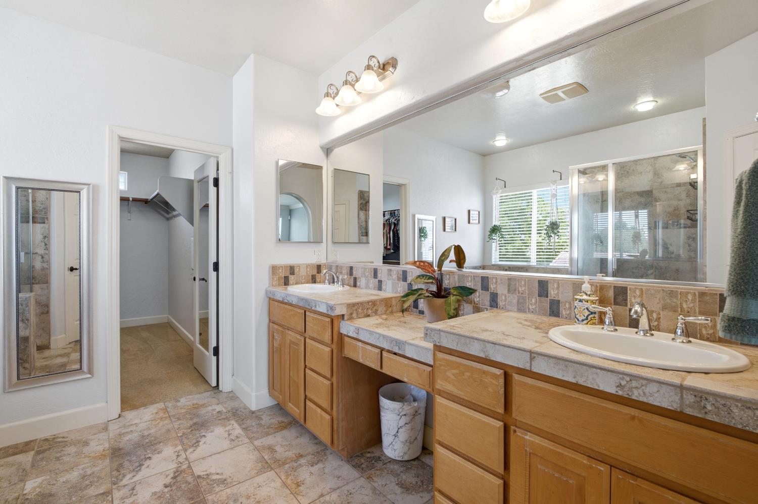 7082 E Ramona Way, Fresno, CA 93737