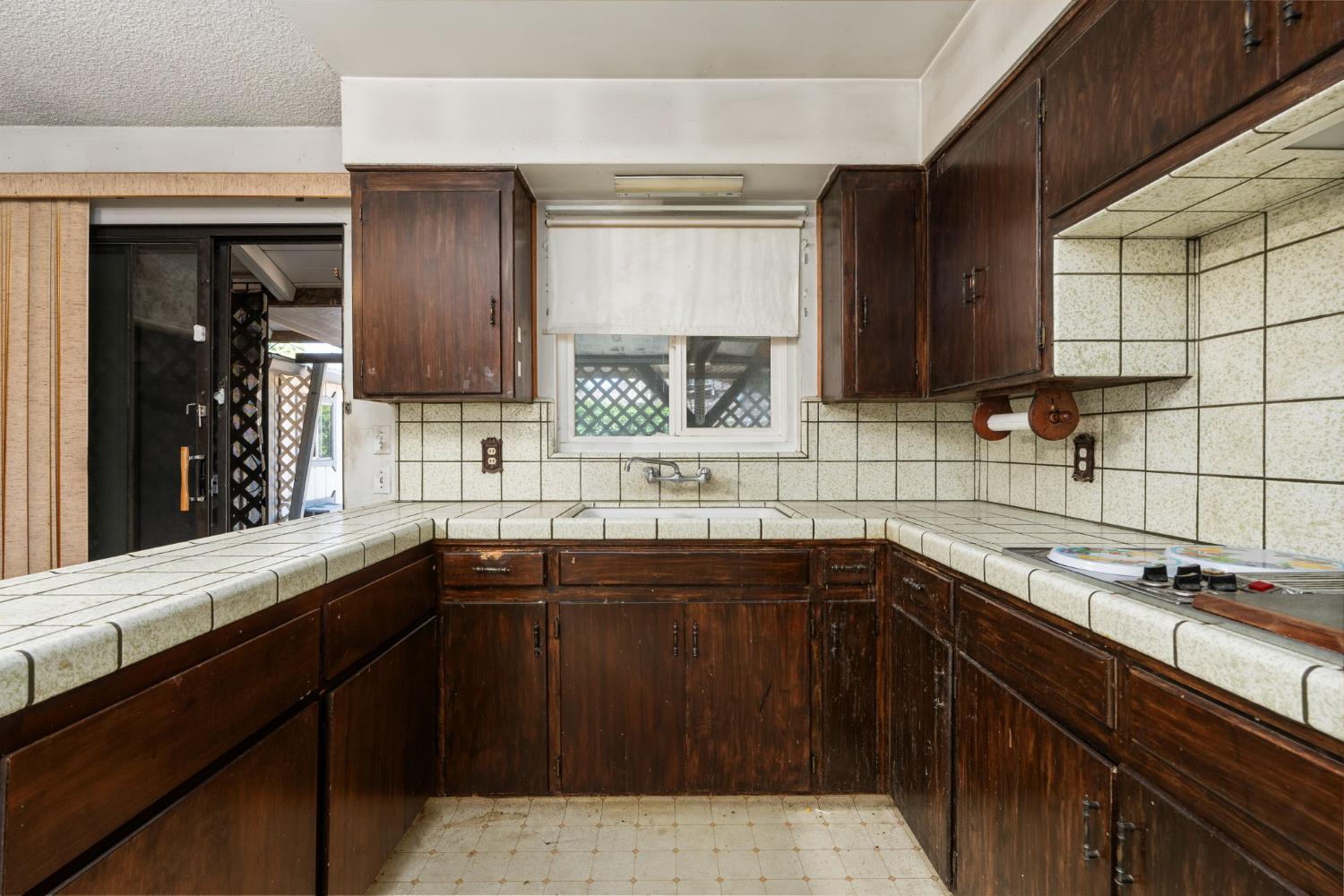1542 W Sussex Way, Fresno, CA 93705