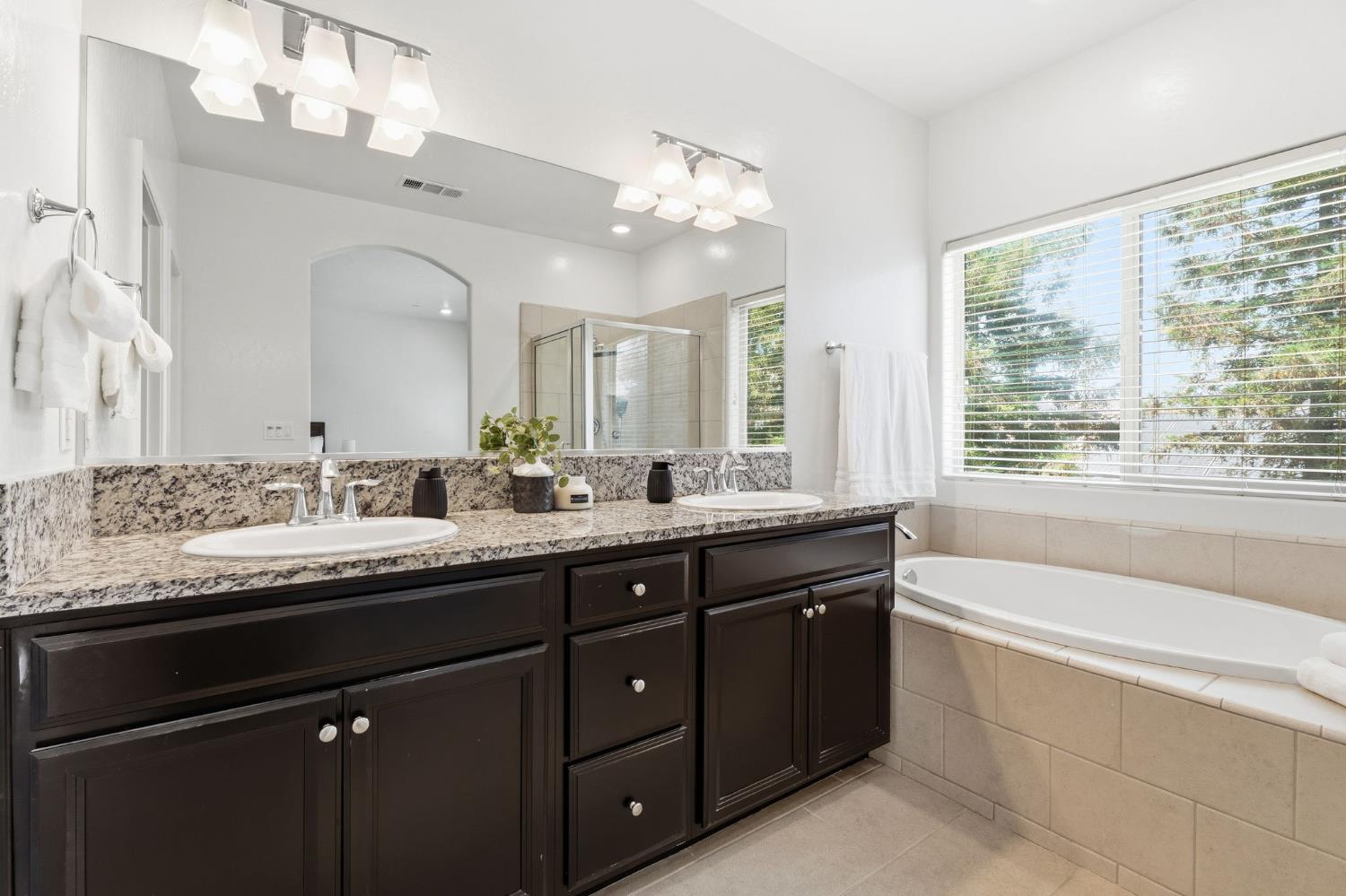 5438 W Floradora Ave, Fresno, CA 93722