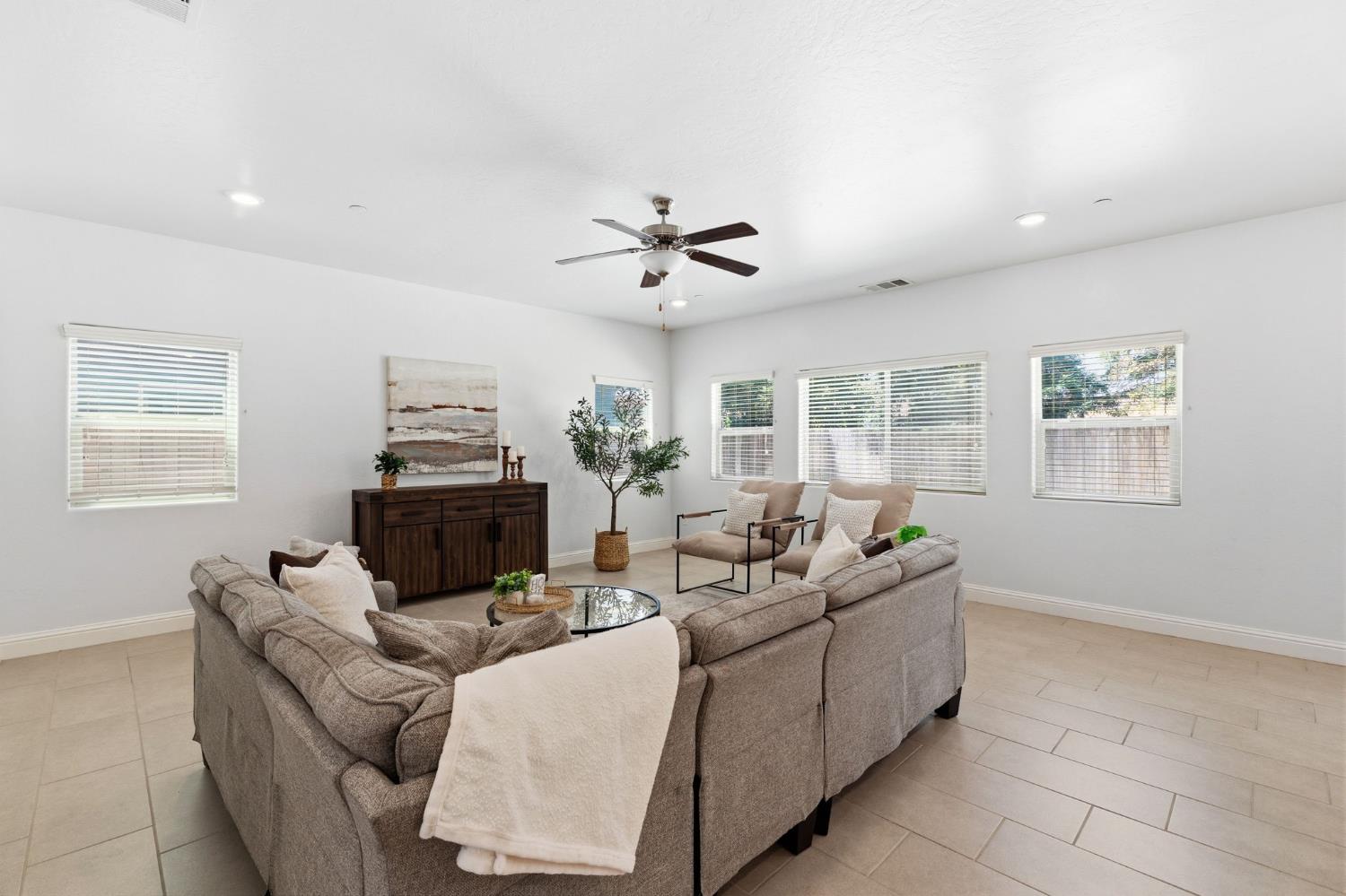 5438 W Floradora Ave, Fresno, CA 93722