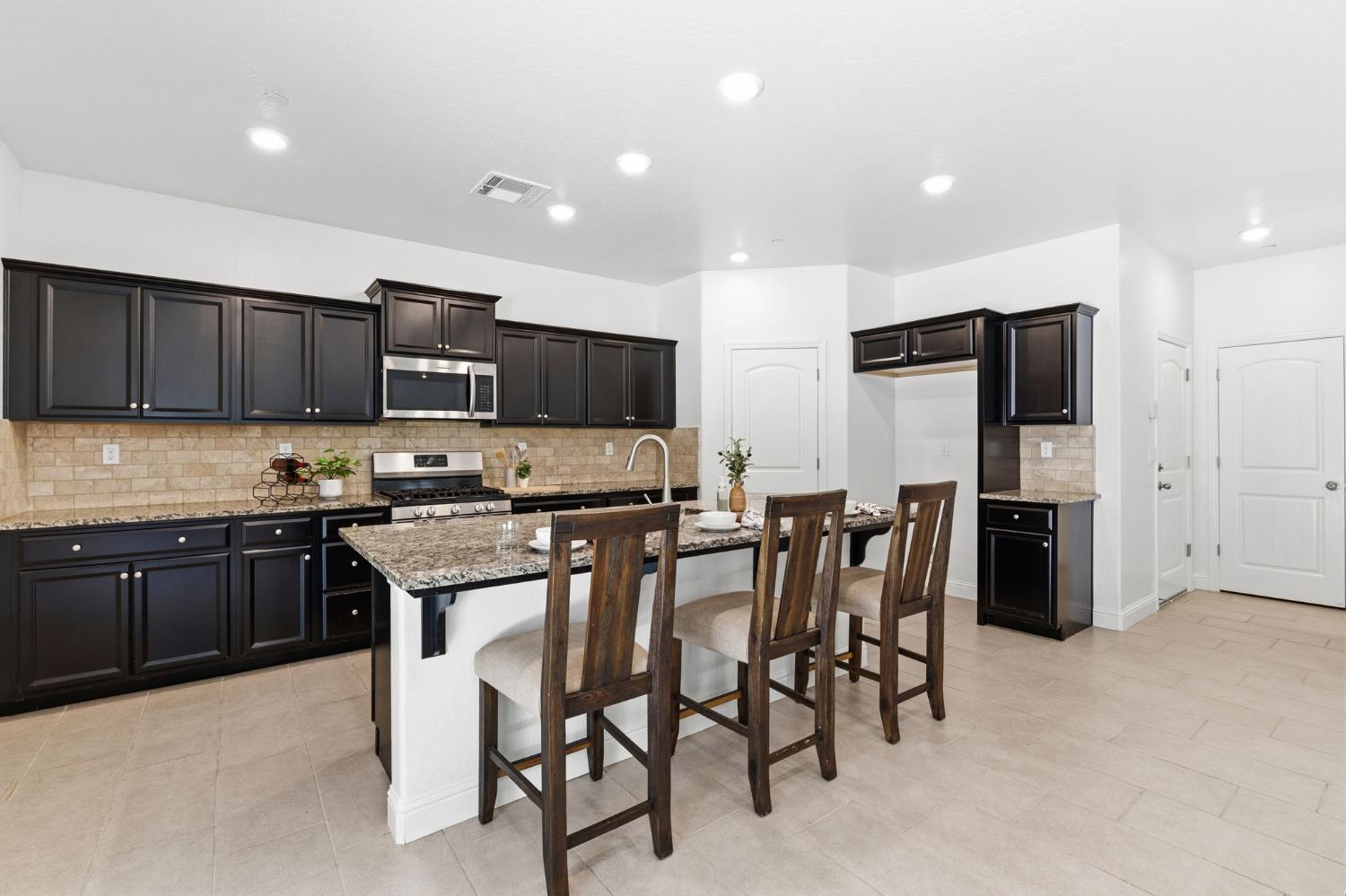 5438 W Floradora Ave, Fresno, CA 93722
