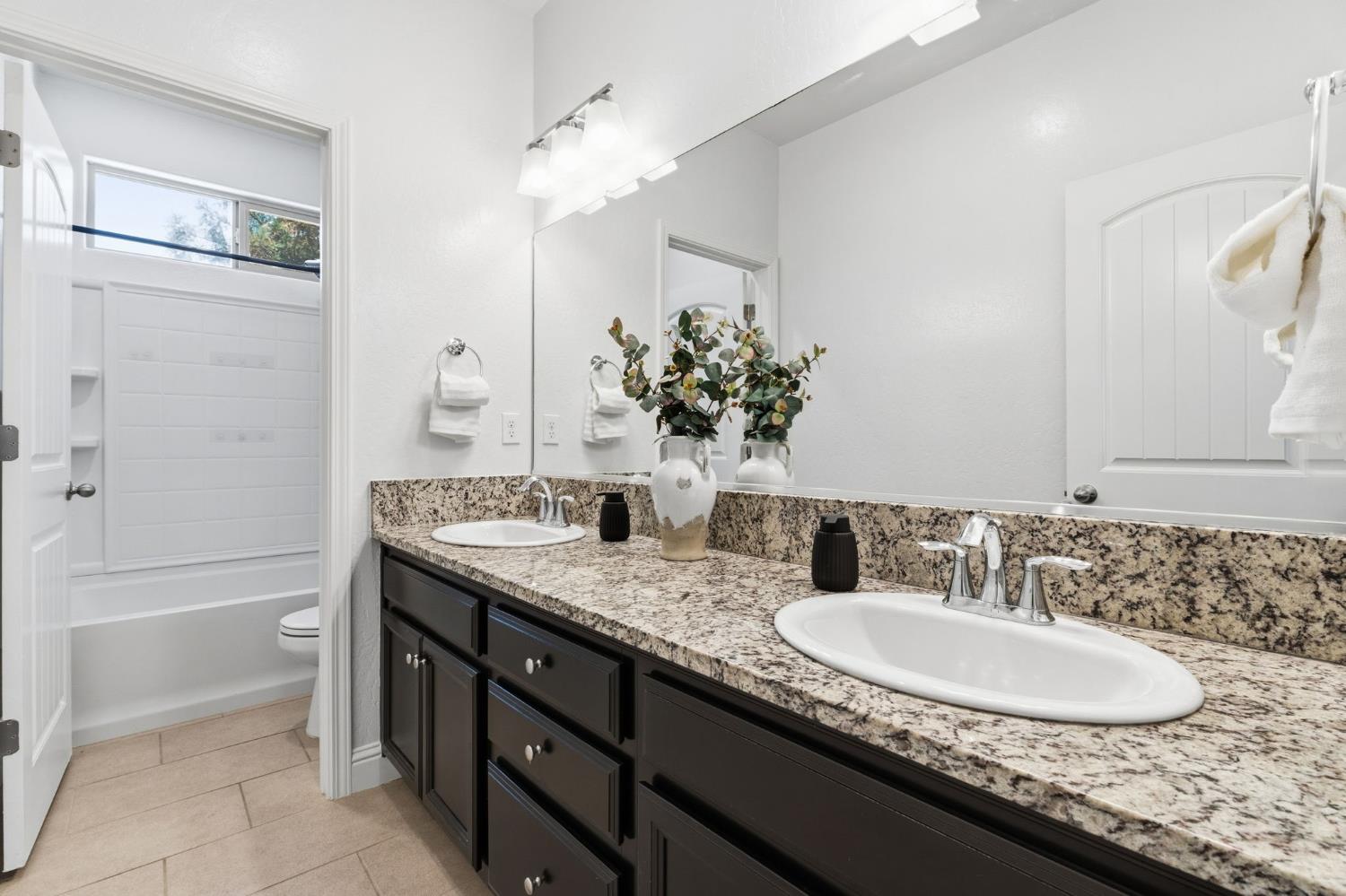 5438 W Floradora Ave, Fresno, CA 93722