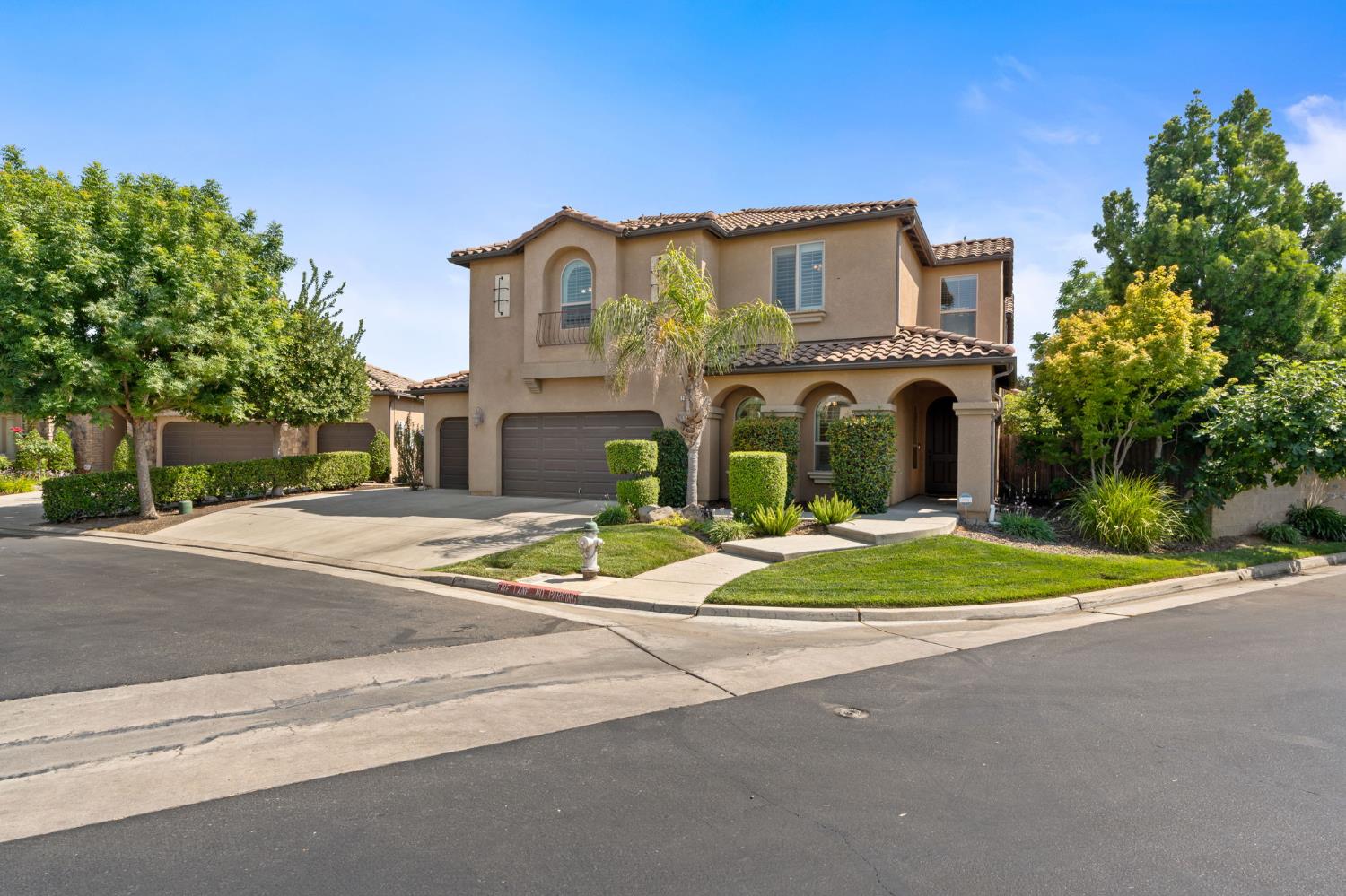 1495 E Via Mirasol Ln, Fresno, CA 93730
