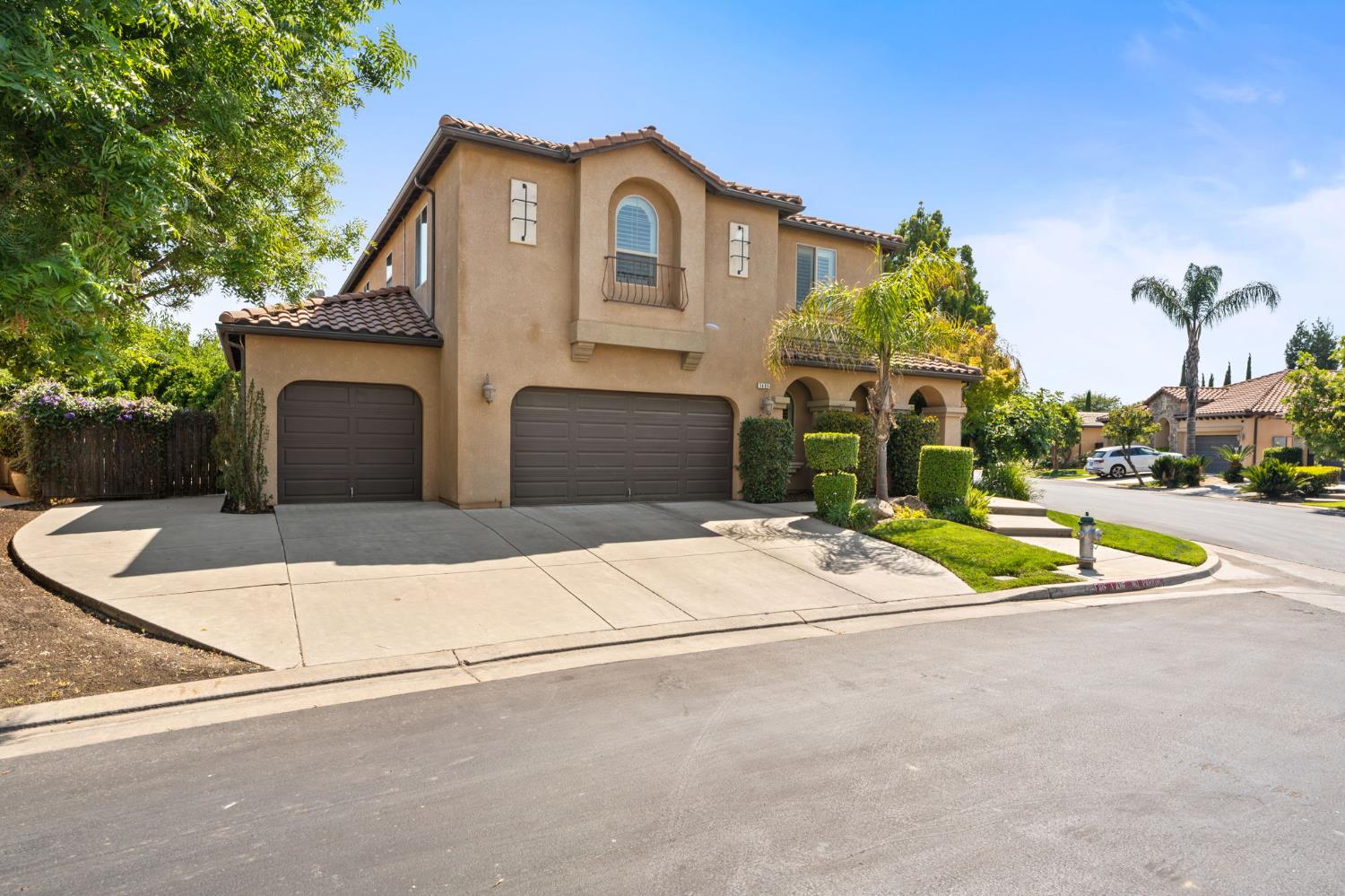 1495 E Via Mirasol Ln, Fresno, CA 93730