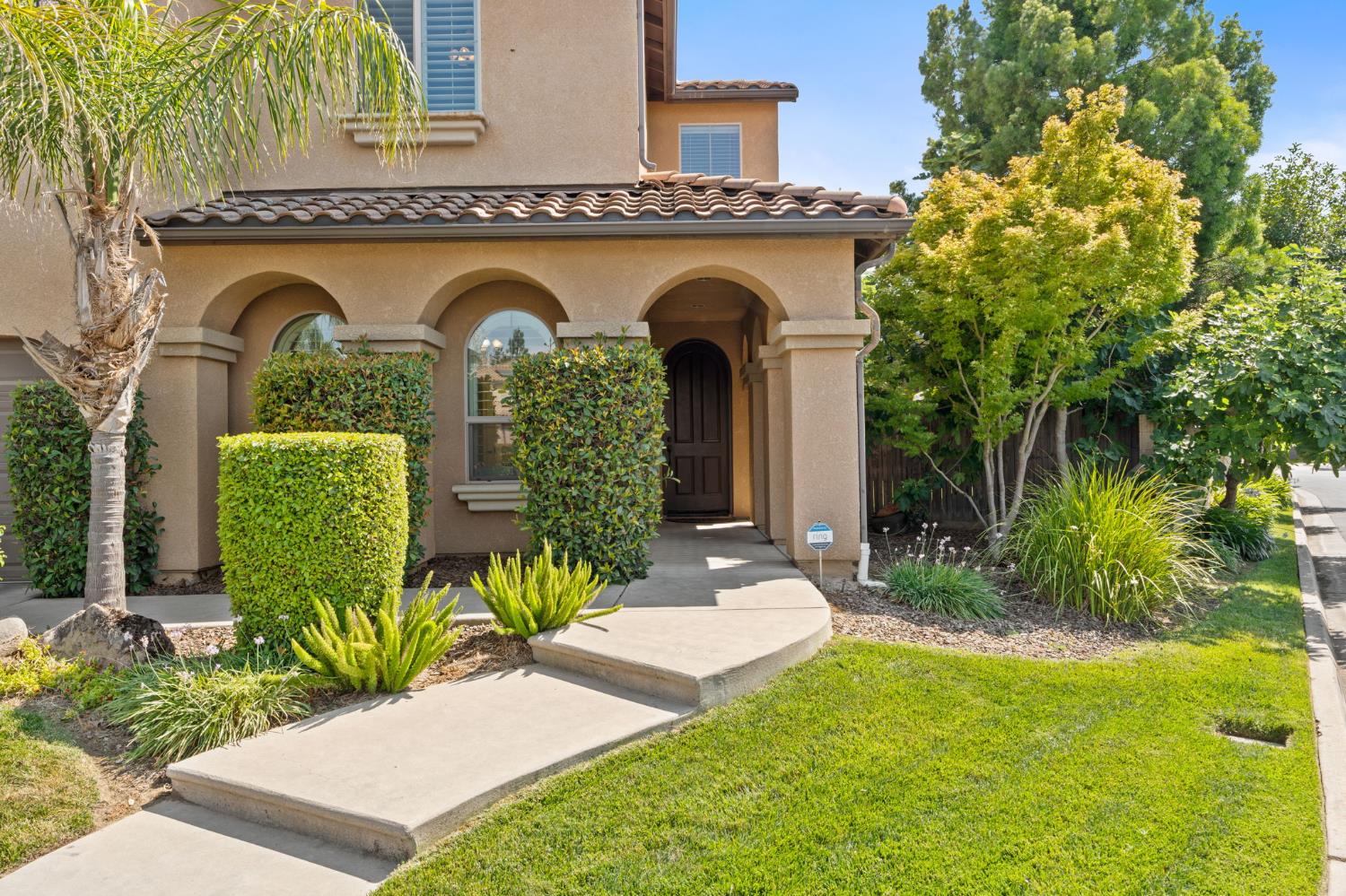 1495 E Via Mirasol Ln, Fresno, CA 93730