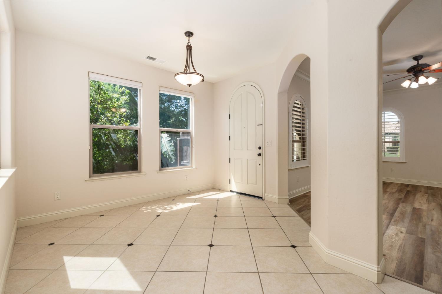 1495 E Via Mirasol Ln, Fresno, CA 93730