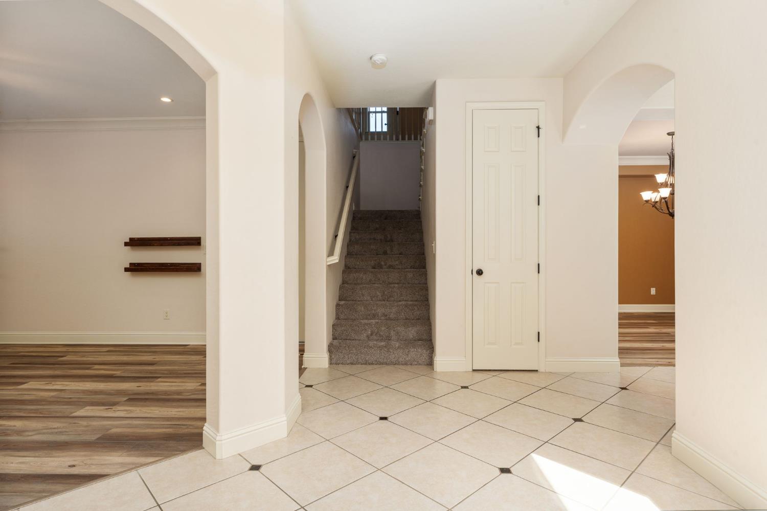 1495 E Via Mirasol Ln, Fresno, CA 93730