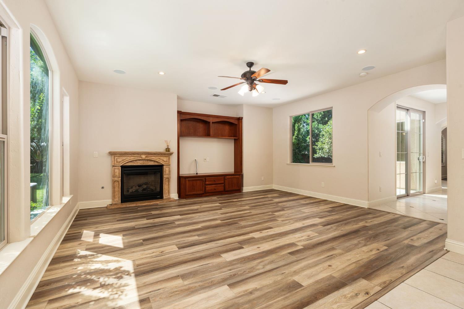 1495 E Via Mirasol Ln, Fresno, CA 93730