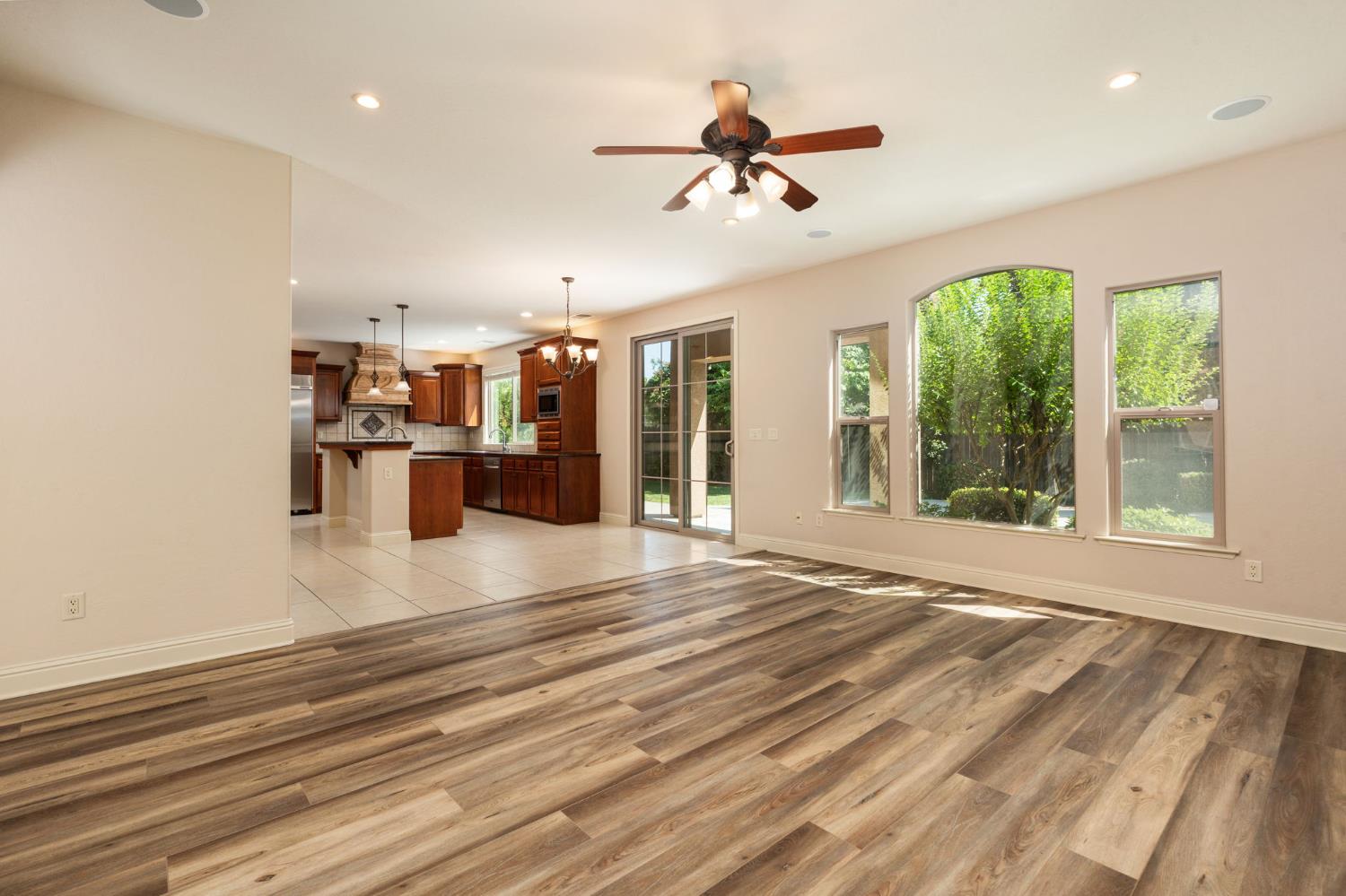 1495 E Via Mirasol Ln, Fresno, CA 93730