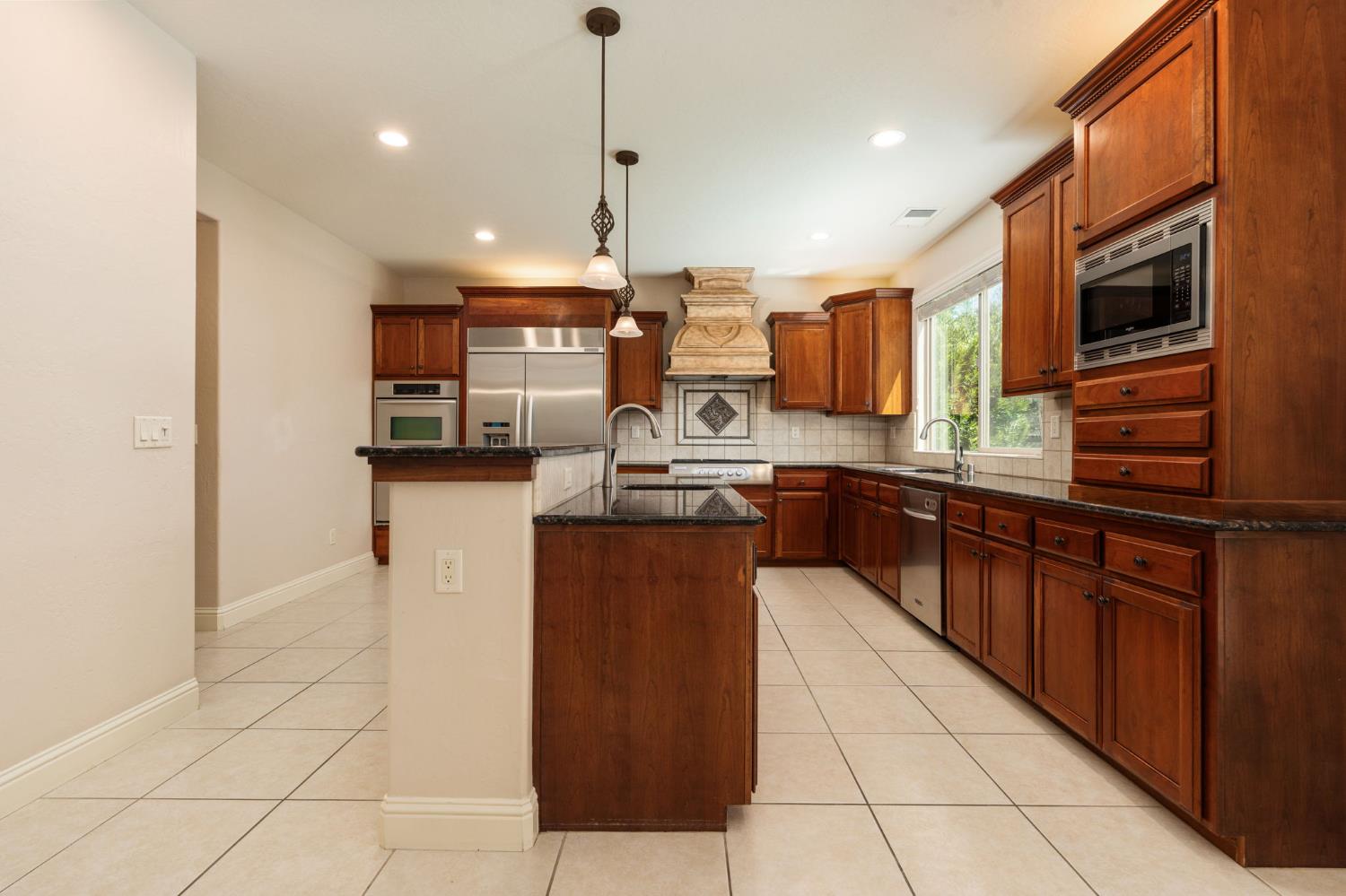 1495 E Via Mirasol Ln, Fresno, CA 93730