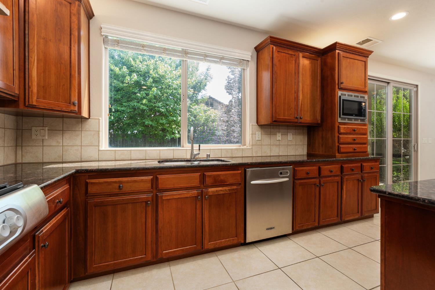 1495 E Via Mirasol Ln, Fresno, CA 93730