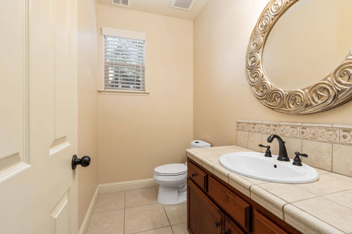 1495 E Via Mirasol Ln, Fresno, CA 93730
