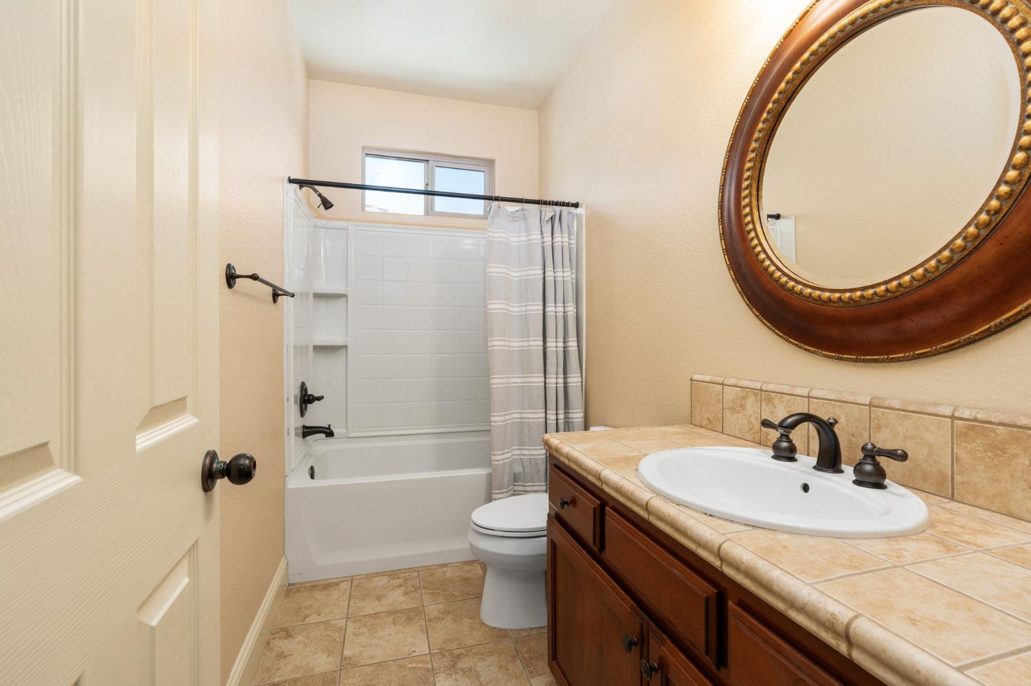 1495 E Via Mirasol Ln, Fresno, CA 93730