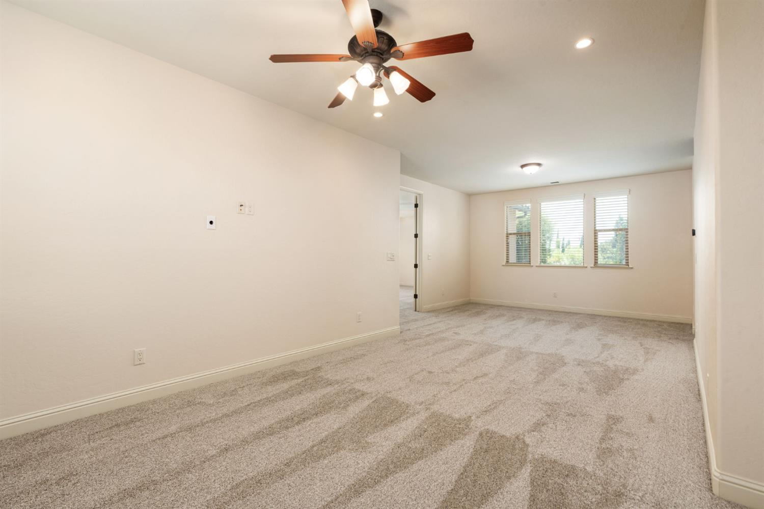 1495 E Via Mirasol Ln, Fresno, CA 93730