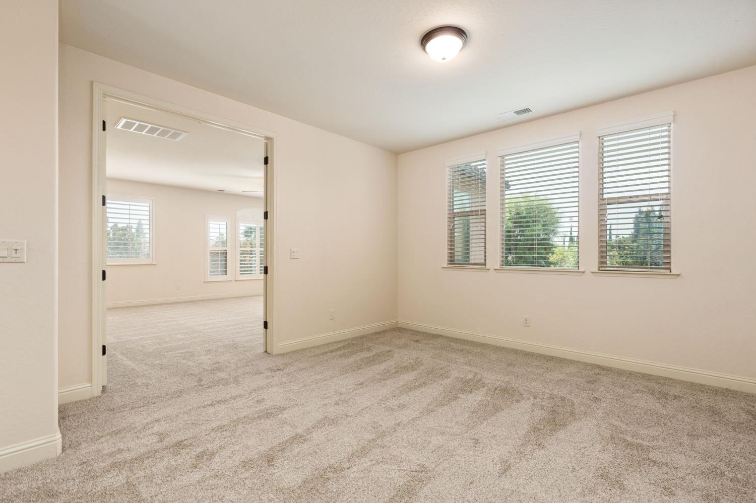 1495 E Via Mirasol Ln, Fresno, CA 93730