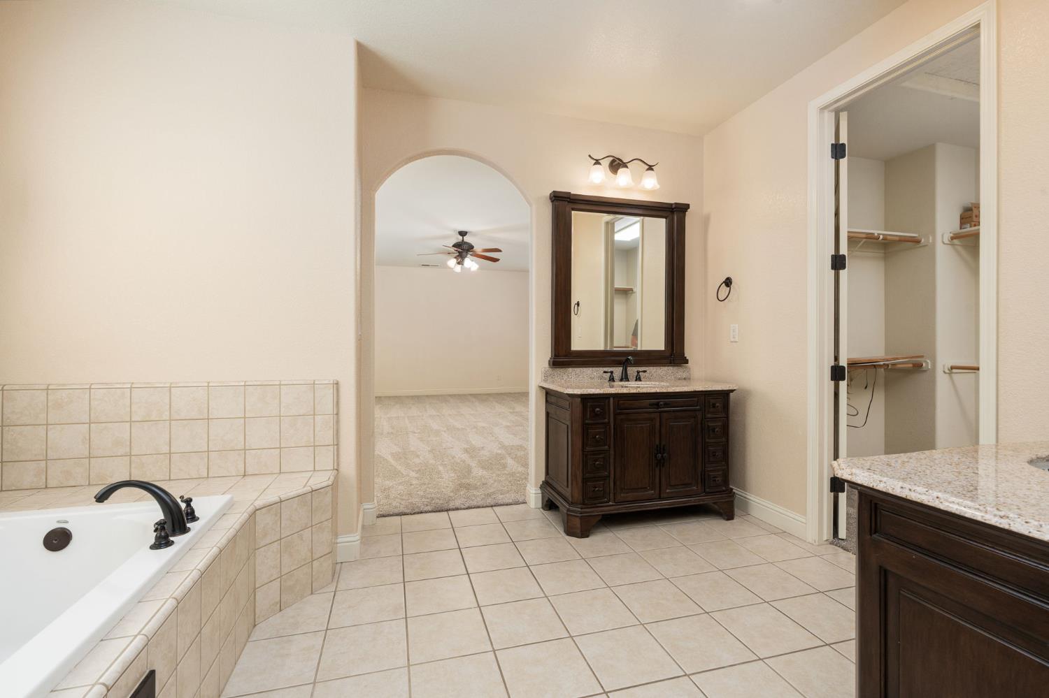 1495 E Via Mirasol Ln, Fresno, CA 93730