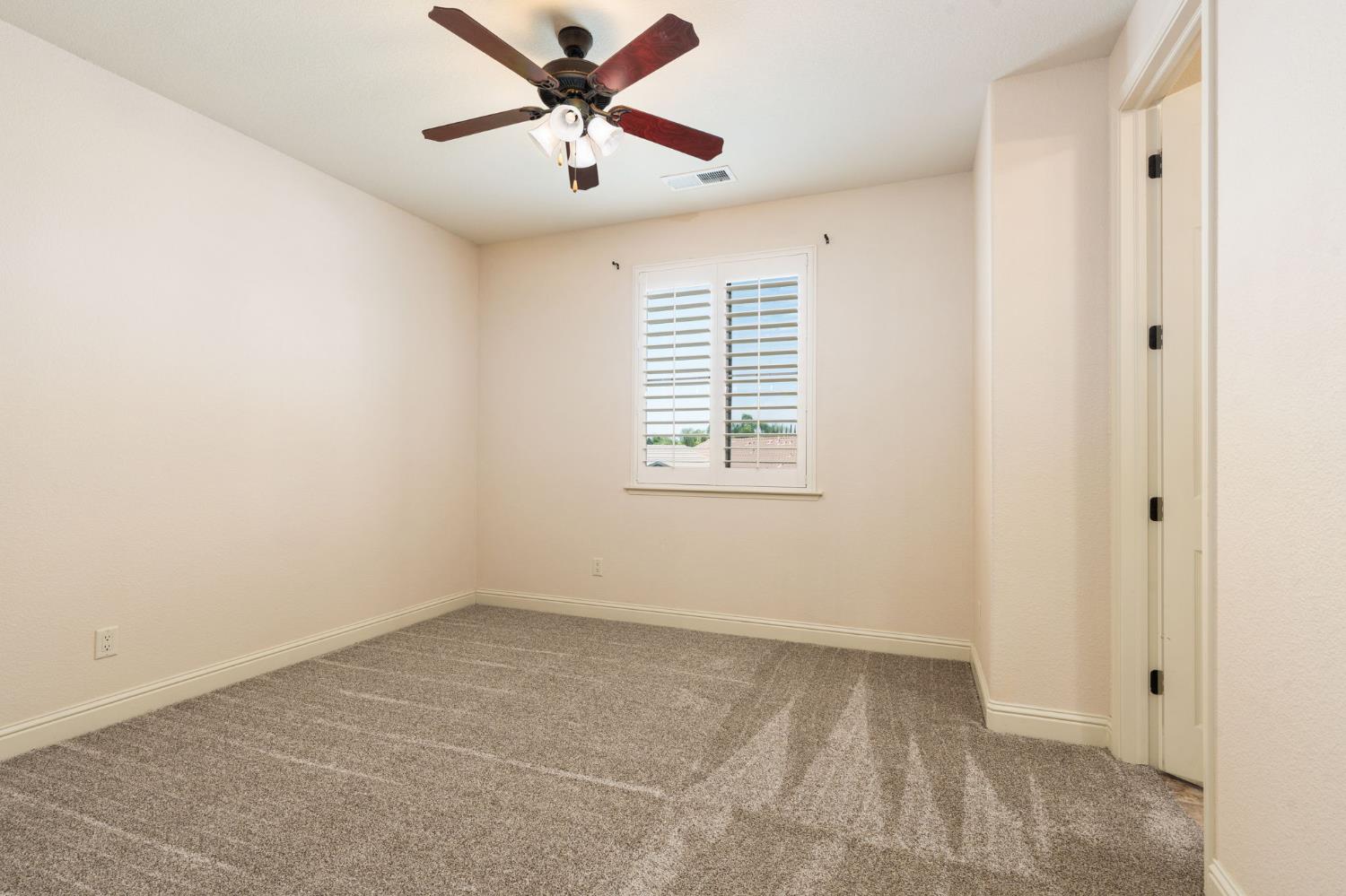 1495 E Via Mirasol Ln, Fresno, CA 93730