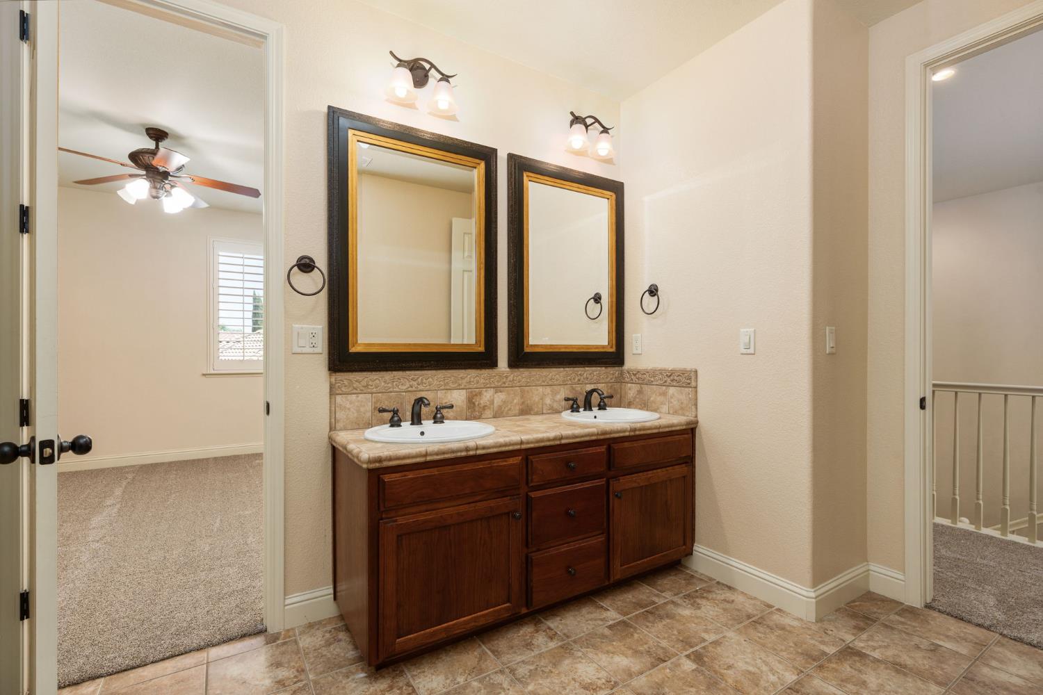 1495 E Via Mirasol Ln, Fresno, CA 93730