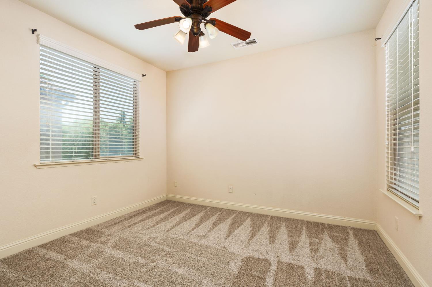 1495 E Via Mirasol Ln, Fresno, CA 93730