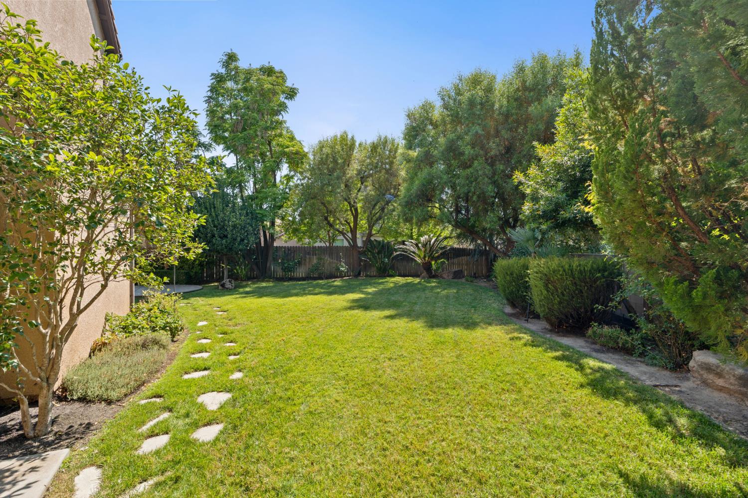 1495 E Via Mirasol Ln, Fresno, CA 93730