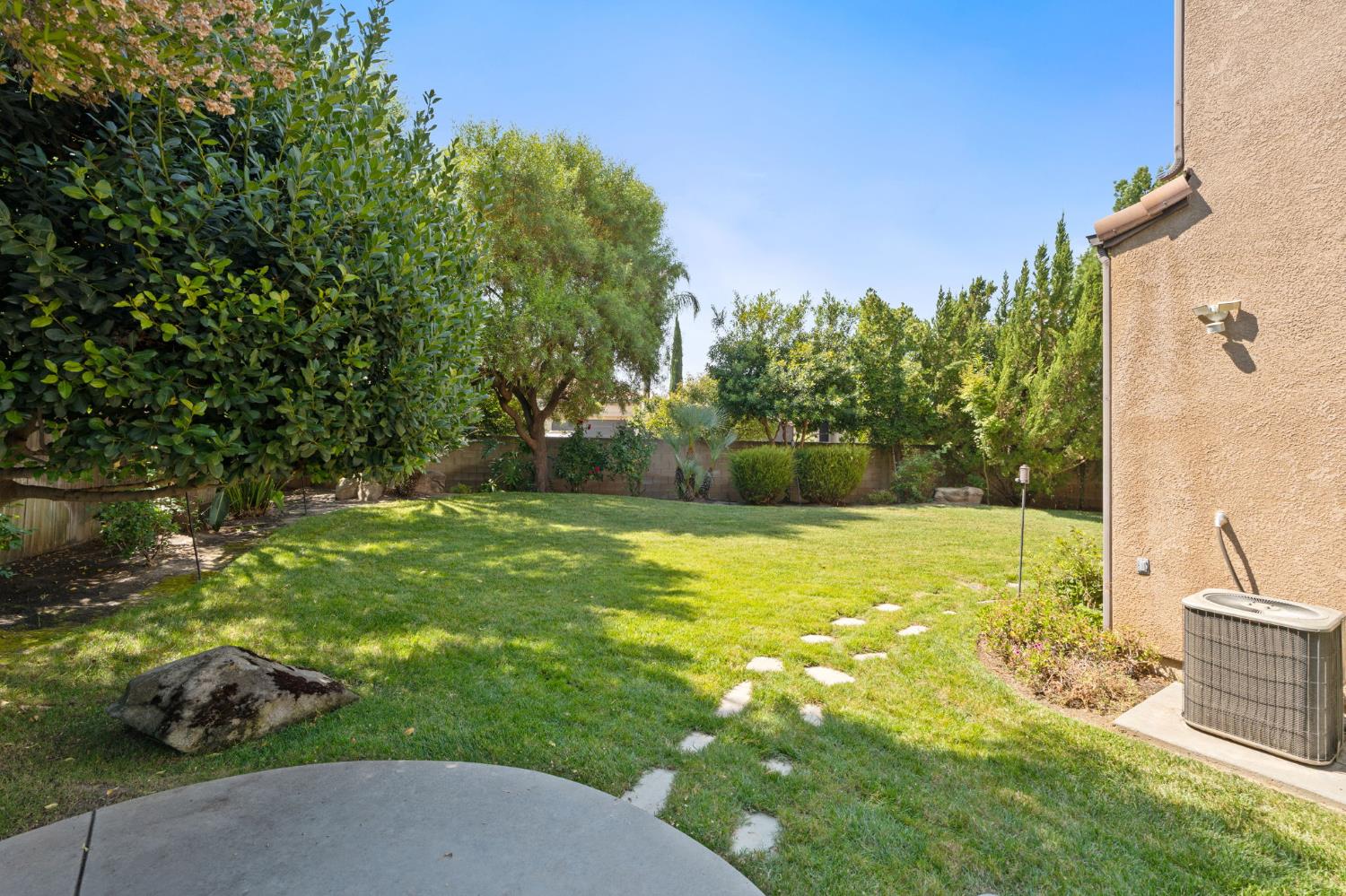 1495 E Via Mirasol Ln, Fresno, CA 93730