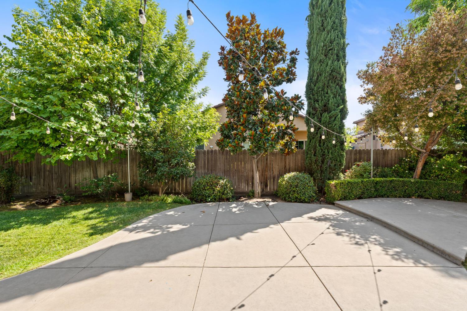 1495 E Via Mirasol Ln, Fresno, CA 93730