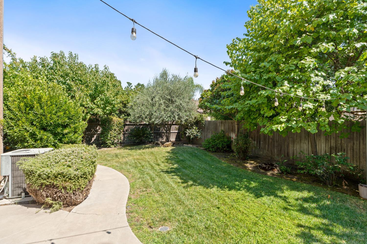 1495 E Via Mirasol Ln, Fresno, CA 93730