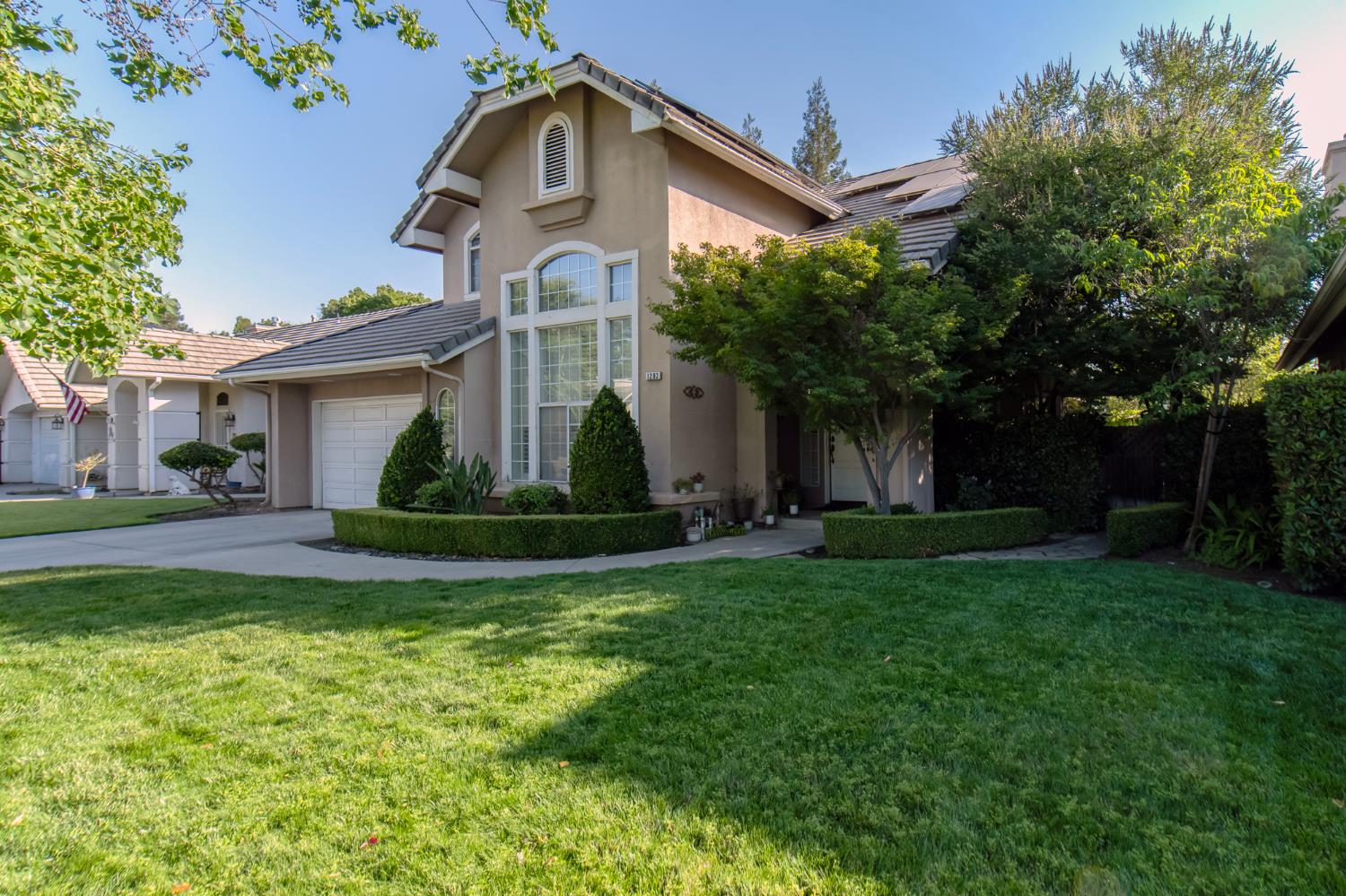 1292 E Le Parc Dr, Fresno, CA 93720