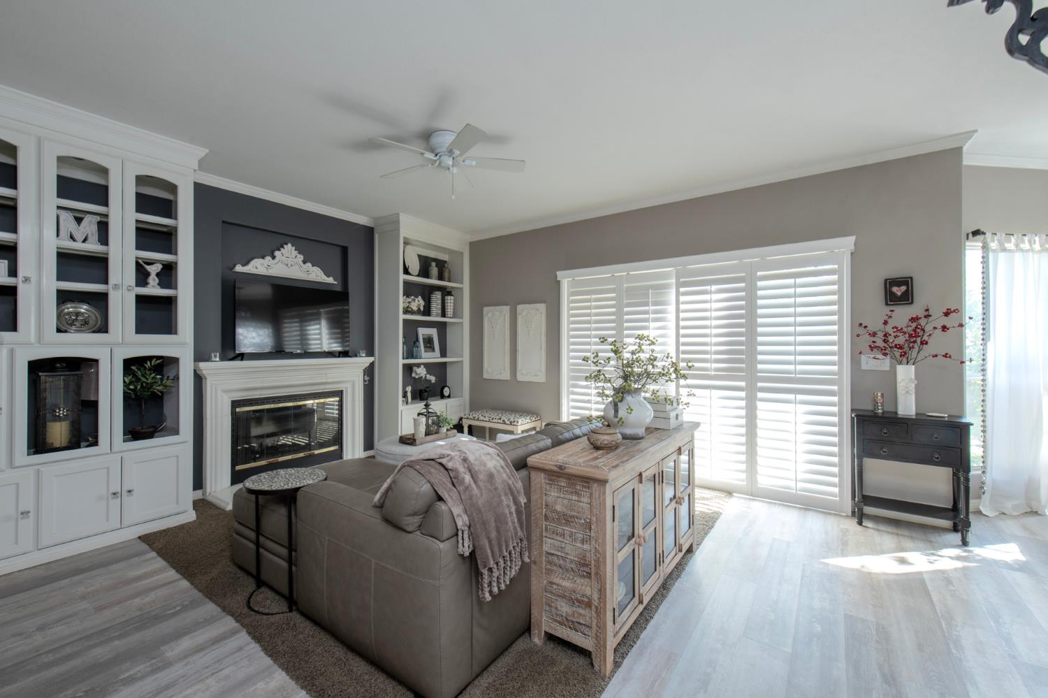 1292 E Le Parc Dr, Fresno, CA 93720