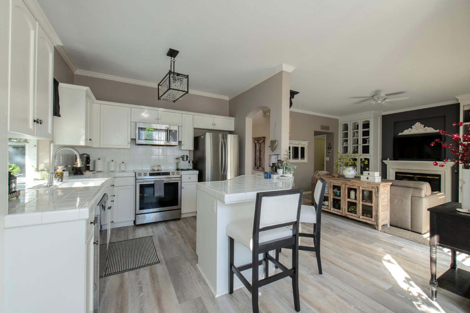 1292 E Le Parc Dr, Fresno, CA 93720